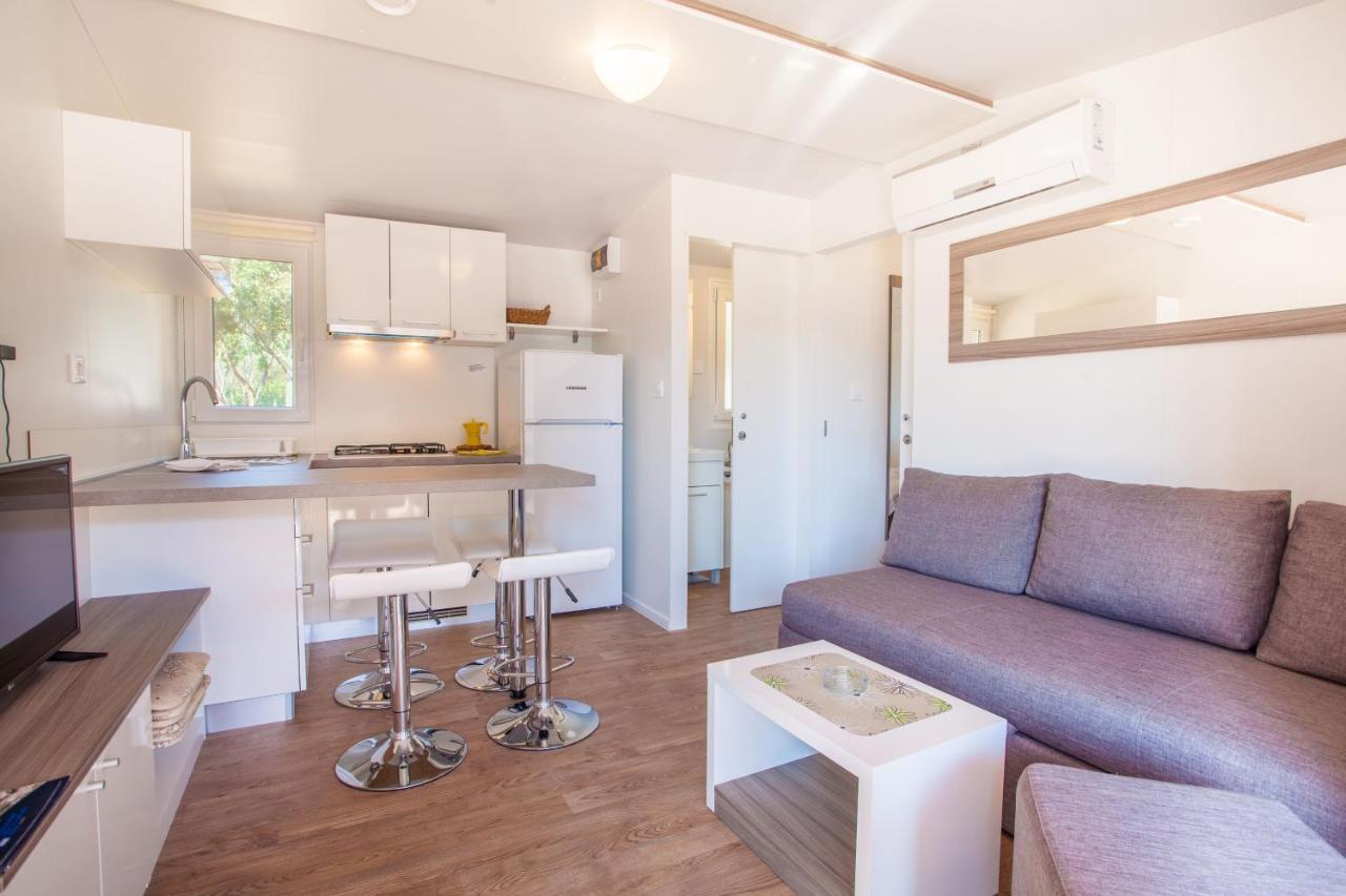 Mobile Homes Delta Marine At Campsite Rapoca Nerezine Exterior foto